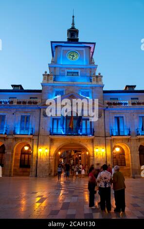 Rathaus und Constitucion Platz, Nachtansicht. Oviedo, Asturien, Spanien. Stockfoto