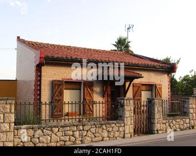 Typisches kleines einstöckiges Haus in Cueto Cantabria Spanien Stockfoto