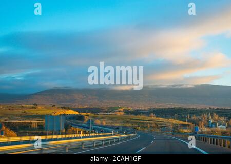 A-1 Autobahn in der Nähe Somosierra Bergpass. Provinz Segovia, Castilla Leon, Spanien. Stockfoto