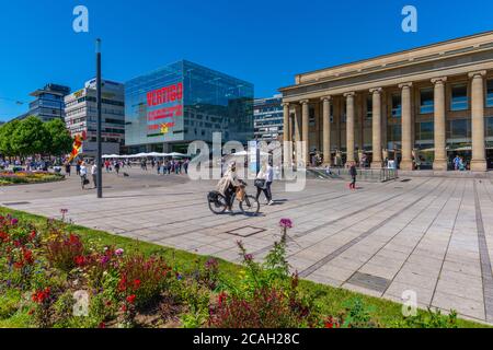 Schlossplatz oder Schlossplatz mit Kunstmuseum in der Innenstadt, Stuttgart, Bundesland Baden-Württemberg, Süddeutschland, Europa Stockfoto