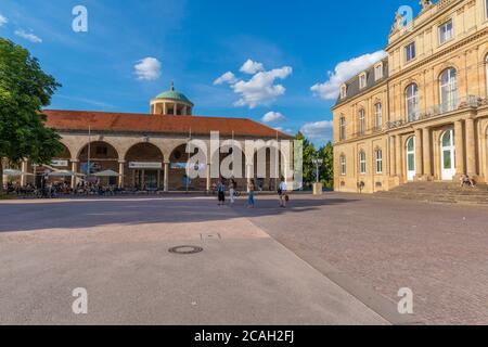 Arthall mit Kuppel (l) und Stadtpalais (r) am Schlossplatz oder Schlossplatz in der Innenstadt, Stuttgart, Baden-Württemberg, Deutschland, Europa Stockfoto