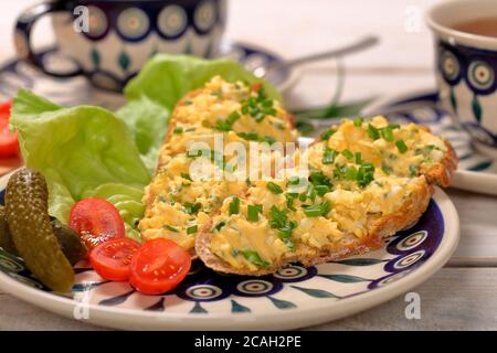 Sandwich mit Rührei auf dem Teller Stockfoto