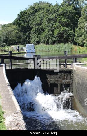 Wasser fließt durch Schleusentore an einem Kanal Stockfoto