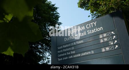 Schild vor dem Bahnhof Durham, County Durham, England. Stockfoto