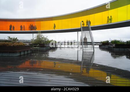 Aarhus, Dänemark. Juli 2020. Blick auf den Regenbogen im ARoS Kunstmuseum. Der renommierte Künstler Olafur Eliasson hat die spektakuläre Installation entwickelt, einen 150 Meter langen Panoramaweg mit dem Titel "Your Rainbow Panorama". Auf einer Höhe von 50 Metern bietet der Rainbow Ring den Besuchern einen atemberaubenden Panoramablick auf die Hafenstadt. Quelle: Jörg Carstensen/dpa/Alamy Live News Stockfoto