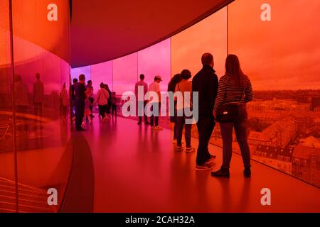 Aarhus, Dänemark. Juli 2020. Blick in den Regenbogen im ARoS Kunstmuseum. Der renommierte Künstler Olafur Eliasson hat die spektakuläre Installation entwickelt, einen 150 Meter langen Panoramaweg mit dem Titel "Your Rainbow Panorama". Auf einer Höhe von 50 Metern bietet der Rainbow Ring den Besuchern einen atemberaubenden Panoramablick auf die Hafenstadt. Quelle: Jörg Carstensen/dpa/Alamy Live News Stockfoto