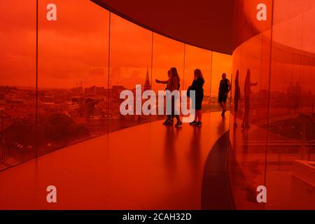 Aarhus, Dänemark. Juli 2020. Blick in den Regenbogen im ARoS Kunstmuseum. Der renommierte Künstler Olafur Eliasson hat die spektakuläre Installation entwickelt, einen 150 Meter langen Panoramaweg mit dem Titel "Your Rainbow Panorama". Auf einer Höhe von 50 Metern bietet der Rainbow Ring den Besuchern einen atemberaubenden Panoramablick auf die Hafenstadt. Quelle: Jörg Carstensen/dpa/Alamy Live News Stockfoto