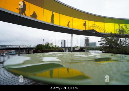 Aarhus, Dänemark. Juli 2020. Blick auf den Regenbogen im ARoS Kunstmuseum. Der renommierte Künstler Olafur Eliasson hat die spektakuläre Installation entwickelt, einen 150 Meter langen Panoramaweg mit dem Titel "Your Rainbow Panorama". Auf einer Höhe von 50 Metern bietet der Rainbow Ring den Besuchern einen atemberaubenden Panoramablick auf die Hafenstadt. Quelle: Jörg Carstensen/dpa/Alamy Live News Stockfoto