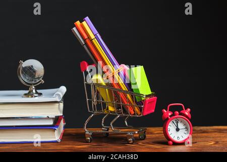 Warenkorb und Konzept zurück in die Schule. Stockfoto