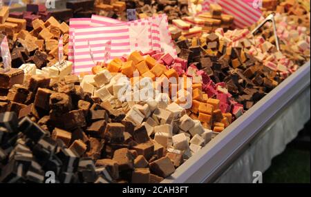 Eine Ausstellung von frisch gemahlener Fudge auf einem Marktstand. Stockfoto
