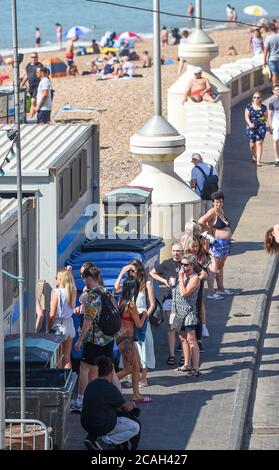 Brighton UK 1. August 2020 - EINE Schlange für die Toiletten am Brighton Strand an dem, was vorhergesagt wurde, der heißeste Tag des Jahres bisher mit Temperaturen erreichen die hohen 30 in einigen Teilen des Südostens heute sein : Kredit Simon Dack / Alamy Live Nachrichten Stockfoto