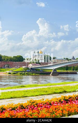 WELIKI NOWGOROD, RUSSLAND - 5. AUGUST 2016. Novgorod Kremlfestung mit Fußgängerbrücke über den Fluss Wolchov Stockfoto