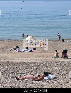 Brighton UK 7. August 2020 - die Massen strömen zum Brighton Beach, während sie die Sonne genießen an dem, was vorhergesagt wurde, der heißeste Tag des Jahres bisher mit Temperaturen erreichen die hohen 30 in einigen Teilen des Südostens heute sein : Kredit Simon Dack / Alamy Live Nachrichten Stockfoto