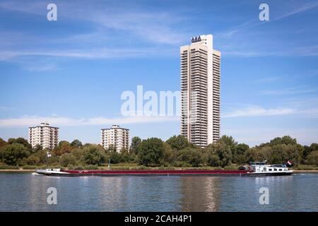 Der Wolkenkratzer Colonia-Haus im Stadtteil Riehl, Rhein, Frachtschiff, Köln, Deutschland, das Colonia-Haus im Stadtteil Riehl, Rhein, Frachtsc Stockfoto