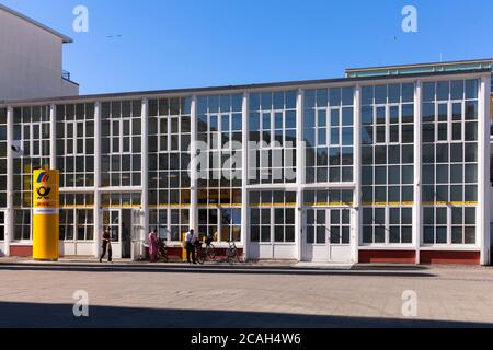 DHL und Postbank-Niederlassung im Barthonia-Forum in der Venloer Straße im Stadtteil Ehrenfeld, ehemaliges Lager der Firma Mülhens, Manufaktur Stockfoto