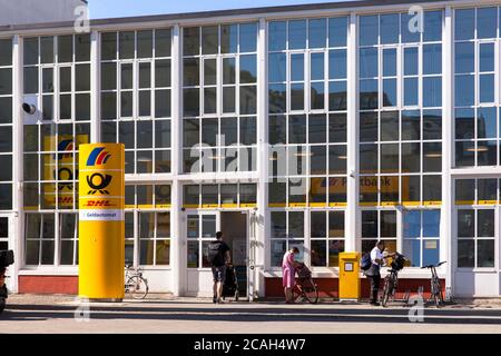 DHL und Postbank-Niederlassung im Barthonia-Forum in der Venloer Straße im Stadtteil Ehrenfeld, ehemaliges Lager der Firma Mülhens, Manufaktur Stockfoto