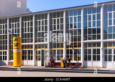 DHL und Postbank-Niederlassung im Barthonia-Forum in der Venloer Straße im Stadtteil Ehrenfeld, ehemaliges Lager der Firma Mülhens, Manufaktur Stockfoto