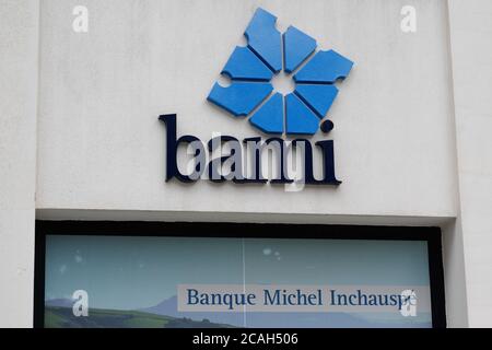 Bordeaux , Aquitaine / Frankreich - 08 04 2020 : Bami blaues Logo-Zeichen auf dem Hauptbüro der alten lokalen französischen Bankagentur Stockfoto