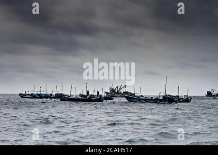 Ein großes Boot in einem Gewässer Stockfoto