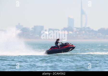 Calshot, New Forest. August 2020. Wetter in Großbritannien. Besucher von Calshot Beach an dem, was erwartet wird, dass der heißeste Tag des Jahres. Ein Jetski macht Wellen auf dem Solent. Credit Stuart Martin/Alamy Live News Stockfoto