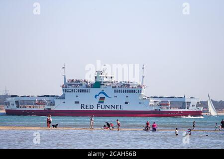 Calshot, New Forest. August 2020. Wetter in Großbritannien. Besucher von Calshot Beach an dem, was erwartet wird, dass der heißeste Tag des Jahres. Strandgänger auf einer Sandbar beobachten die Boote vorbeifahren. Credit Stuart Martin/Alamy Live News Stockfoto