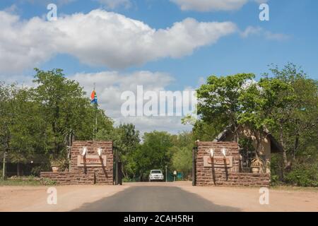 Olifants Restcamp Gate, Kruger National Park, Südafrika, 15. April 2016: Fahrzeug verlässt das Olifants Restcamp Gate. Stockfoto