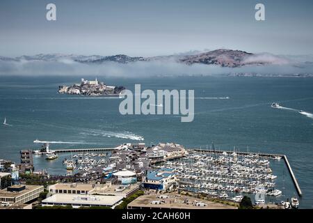 Luftaufnahme eines Piers an der Bucht von San Francisco und der Insel Alcatraz in Kalifornien, USA Stockfoto
