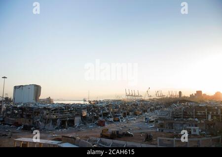 Beirut, Libanon, 6. August 2020. Nach der Explosion von Beirut. Libanesische Jugendliche und Volonteers nehmen die Trümmer auf und helfen den Menschen. Der Stockfoto