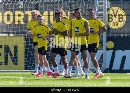 Emre CAN (2. Rechts nach links, DO) und die Dortmunder Spieler wärmen sich auf, Fußball 1. Bundesliga, Training, Borussia Dortmund (DO) am 6. August 2020 in Dortmund. ¬ Verwendung weltweit Stockfoto