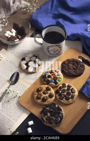 Draufsicht auf die leckeren und süßen Schokoladenchips Stockfoto