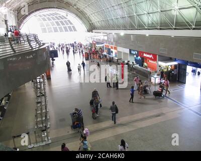 Fortaleza, Ceara / Brasilien - 28. Juli 2018: Bewegung der Passagiere an Bord und Ausschiffung in der Lobby des internationalen Flughafens von Fortaleza Stockfoto