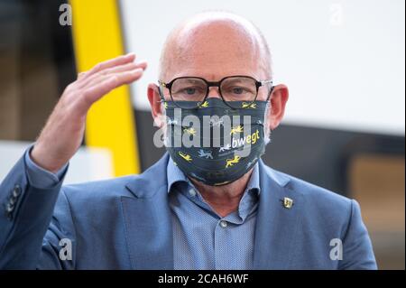 Stuttgart, Deutschland. August 2020. Der baden-württembergische Verkehrsminister Winfried Hermann (Bündnis 90/die Grünen) spricht im Rahmen einer Presseveranstaltung, bei der die neuen Informationstafeln zum obligatorischen Tragen von Masken in Zügen und Bahnhöfen vorgestellt werden. Quelle: Sebastian Gollnow/dpa/Alamy Live News Stockfoto