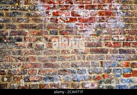 Verwitterte alte Backsteinmauer in verschiedenen Farben. Stockfoto