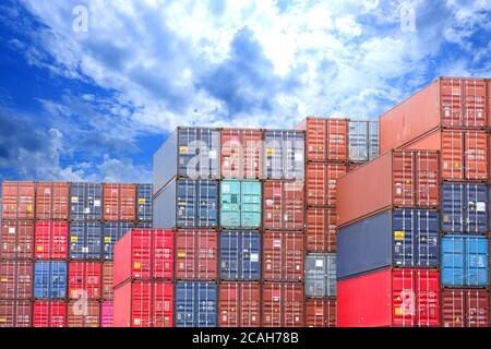 Vertikale Reihe von vier Container-Container in verschiedenen Farben Der Hafen Stockfoto