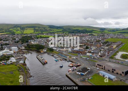 Luftaufnahme des Girvan Hafens und des Stadtzentrums, South Ayrshire, Schottland. Stockfoto