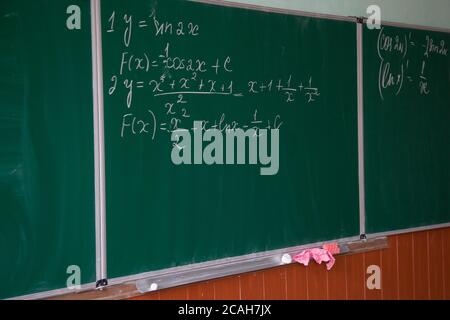 Nahaufnahme von mathematischen Formeln auf einer Tafel Stockfoto