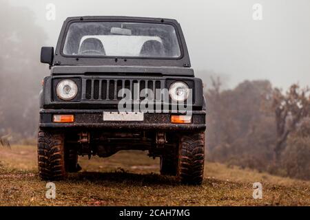 Flasche grün Geländewagen in einem unbefestigten Gelände geparkt Mit Kopierbereich Stockfoto