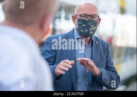 Stuttgart, Deutschland. August 2020. Der baden-württembergische Verkehrsminister Winfried Hermann (Bündnis 90/die Grünen) spricht im Rahmen einer Presseveranstaltung, bei der die neuen Informationstafeln zum obligatorischen Tragen von Masken in Zügen und Bahnhöfen vorgestellt werden. Quelle: Sebastian Gollnow/dpa/Alamy Live News Stockfoto