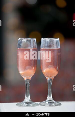 Zwei Gläser rosafarbener Champagner für das Paar. Stockfoto