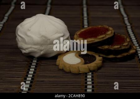 Schokoladenkekse mit Kokosrasur-Schokoladenbeschichtung und Kokosnuss und Marshmallows auf Holzbraun Stockfoto