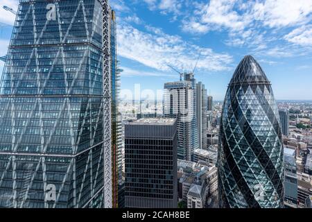 Erhöhte Sicht nach Norden mit dem Gherkin und dem Leadenhall Gebäude auf der linken Seite. 100 Bishopsgate ist im Bau hinter Aviva. 30 St. Mary A Stockfoto