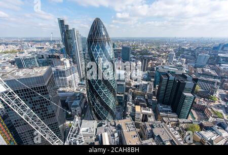 Erhöhte Sicht nach Norden mit Salesforce (Heron) Tower auf der linken Seite. Weitere Gebäude im Eastern Cluster sind im Bau. 30 St. Mary Ax, Stockfoto