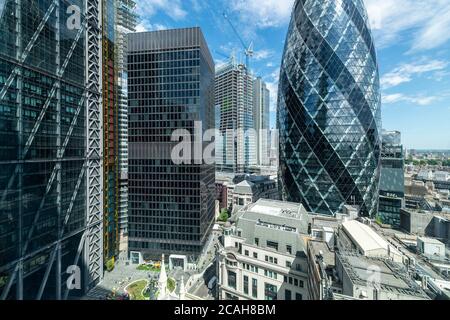 Erhöhte Sicht nach Norden, auf halber Höhe des Gebäudes mit dem Gherkin und dem Leadenhall Gebäude auf der linken Seite. 100 Bishopsgate ist im Bau b Stockfoto
