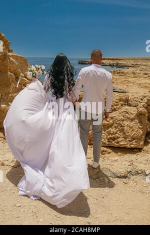 Mann und Frau. Liebe. Guy und das Mädchen schauen in die Ferne. Liebhaber stehen unter der Brücke. Träume von einem Urlaub. Wandern am Meer, Berge Stockfoto