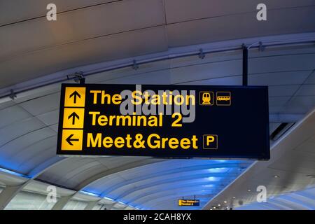 Hinweisschild Am Flughafen Von Manchester 7-12-2019 Stockfoto