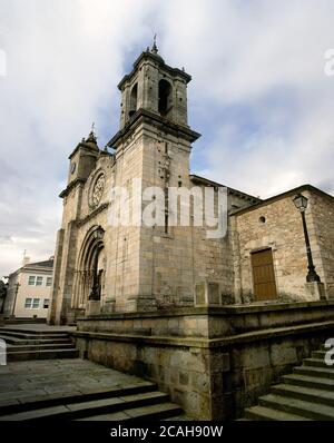 Spanien, Galicien, Provinz Lugo, Viveiro. Kirche Santa Maria del Campo (Unsere Liebe Frau von den Feldern). Es wurde in der zweiten Hälfte des 12. Jahrhunderts im romanischen Stil erbaut. Allgemeine Ansicht. Stockfoto