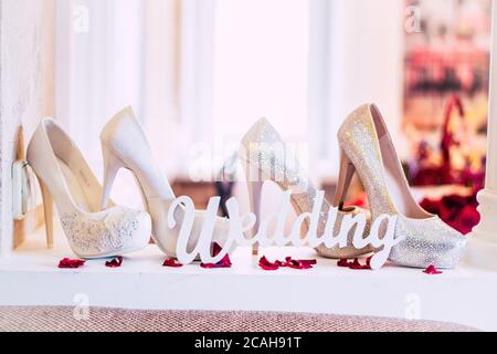 Hochzeitsdekor. Holztafel mit der Aufschrift Wedding. Hochzeit auf einem Teller grünen Hintergrund und einem Brunnen. Stockfoto