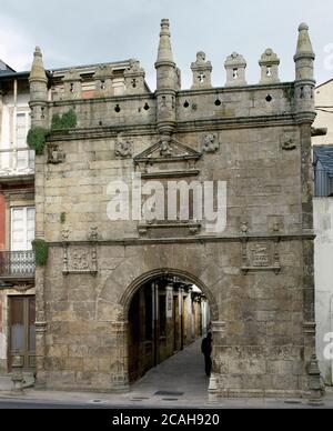 Spanien, Galicien, Provinz Lugo, Viveiro. Carlos V. Tor. Eines der fünf Tore der Stadtmauer. Der Bau stammt aus dem Jahr 1548. Erbaut von Pedro Pedroso im spanischen Plateresken Stil. Zwei Schilde wurden auf einer Seite des Tores gemeißelt: Löwe mit Königskrone auf der Brücke und fünf Kelche, die fünf Kirchen in der Stadt darstellen. In der Mitte, Wappen von Carlos V. Stockfoto