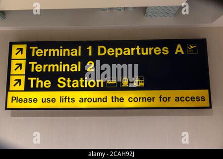 Hinweisschild Am Flughafen Von Manchester 7-12-2019 Stockfoto