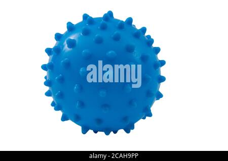 Coronavirus und COVID-19 Konzept mit blauer Gummikugel mit Spikes Isoliert auf weißem Hintergrund mit Ausschnitt des Beschneidungspfads Stockfoto